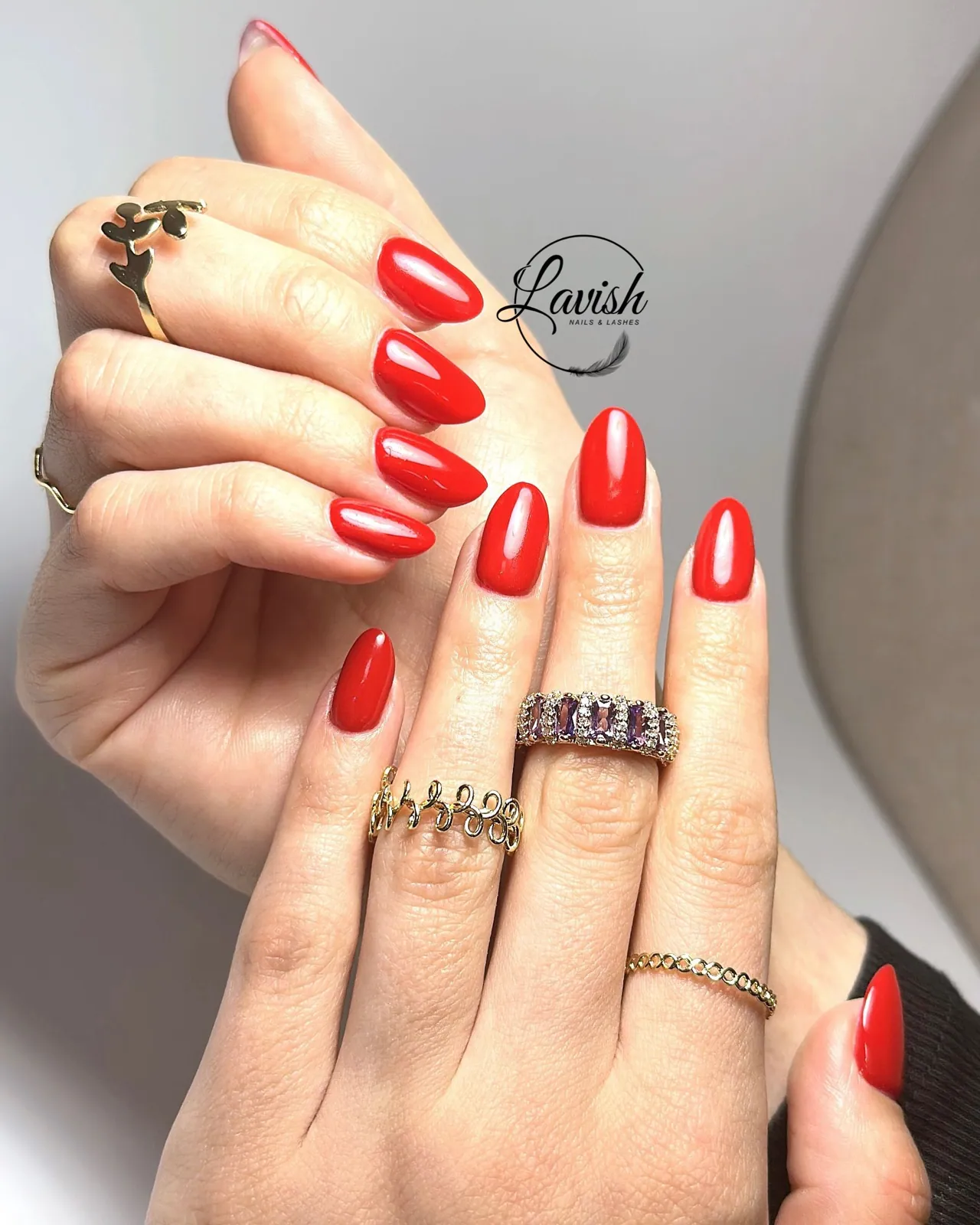 Rote Nägel mit Ringen