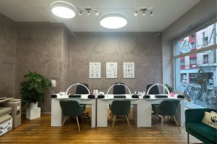 Arbeitsplätze im hellen Studio Lavish Nails & Lashes