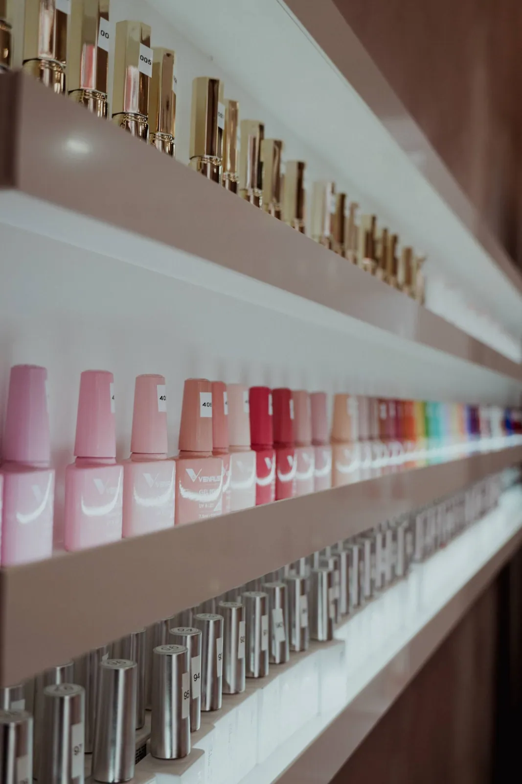 Farbwand mit Nagellacken im Studio