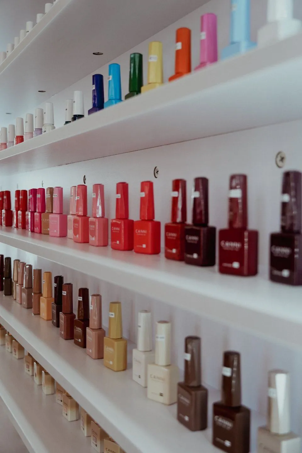 Regal mit Nagellackfarben